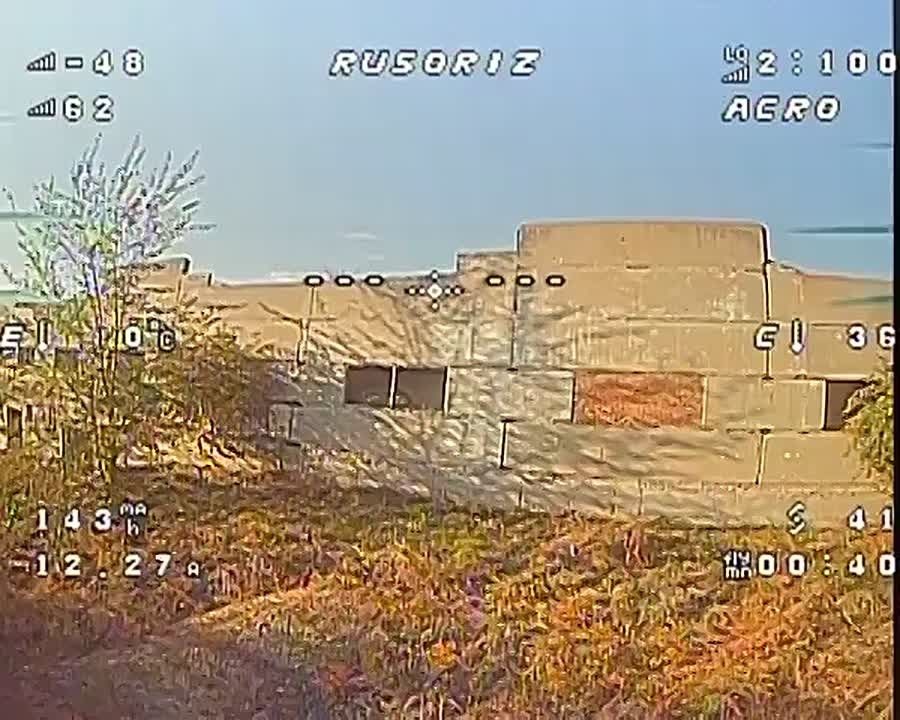 Юрий Подоляка: Доброполье - русский воин ловит вражеский FPV-дрон, который за ним охотится "за вымя" и после "фака в камеру оператору" выбрасывает его в окно!!!