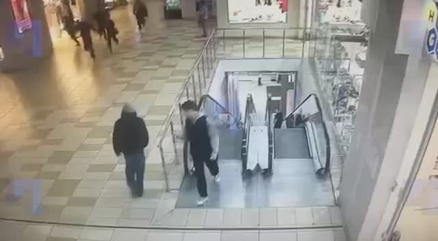 Драка подростков у ТЦ в Петербурге закончилась уголовным делом