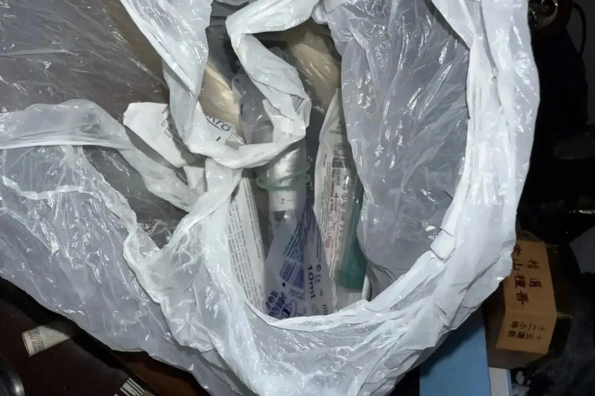 Двое мужчин с монтировкой ворвались в квартиру, а хозяйка сбежала, бросив детей и наркотики Двое мужчин с монтировкой ворвались в квартиру, а хозяйка сбежала, бросив детей и наркотики