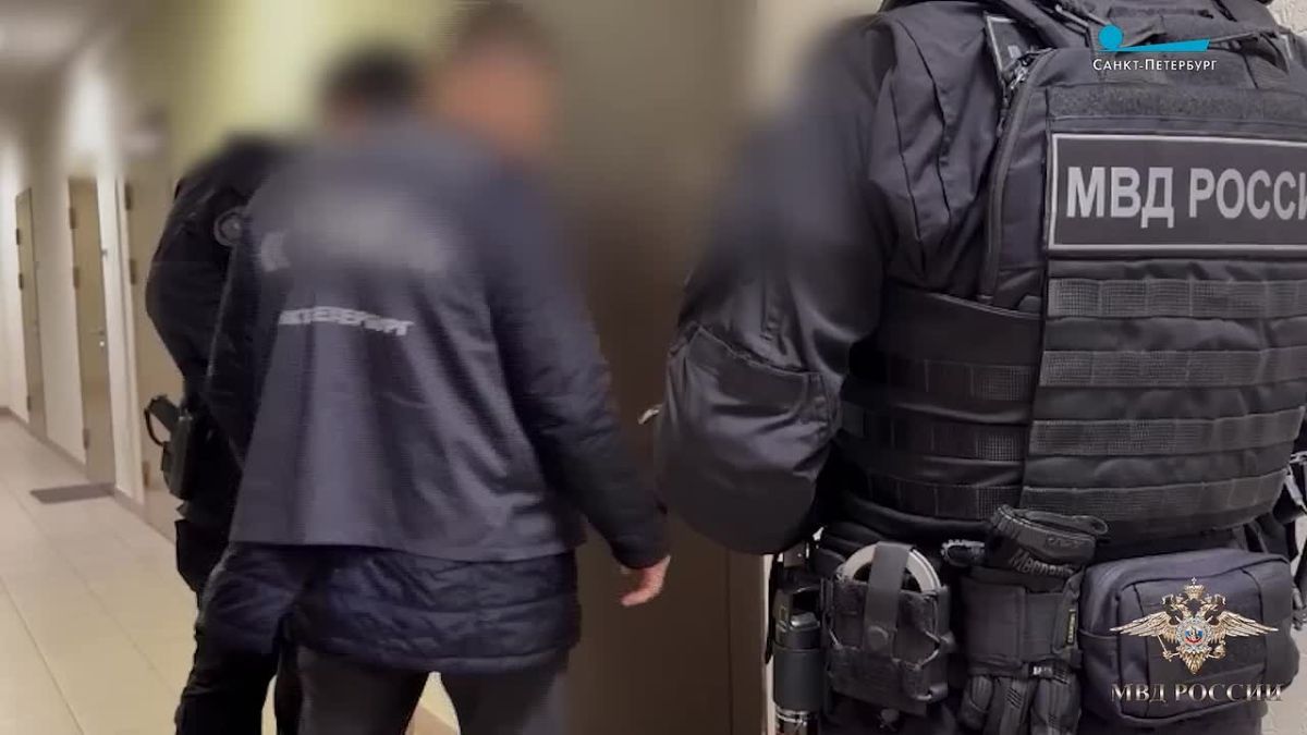 В Петербурге полиция задержала вербовщиков дропперов, которые получили с оборота карт около 100 миллионов рублей