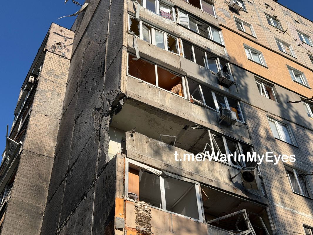 Последствия прилета ударного БПЛА самолетного типа в многоквартирный жилой дом в Киевском районе Донецка сегодня ночью Последствия прилета ударного БПЛА самолетного типа в многоквартирный жилой дом в Киевском районе Донецка сегодня ночью
