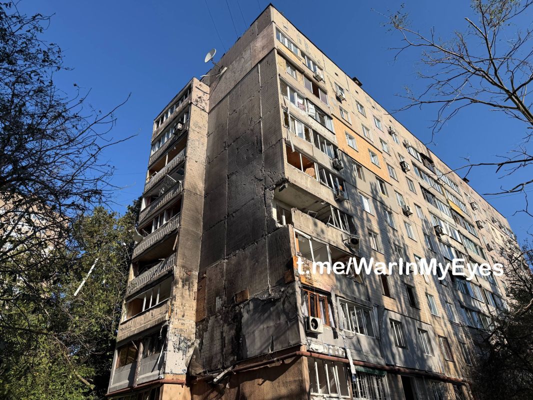 Последствия прилета ударного БПЛА самолетного типа в многоквартирный жилой дом в Киевском районе Донецка сегодня ночью Последствия прилета ударного БПЛА самолетного типа в многоквартирный жилой дом в Киевском районе Донецка сегодня ночью