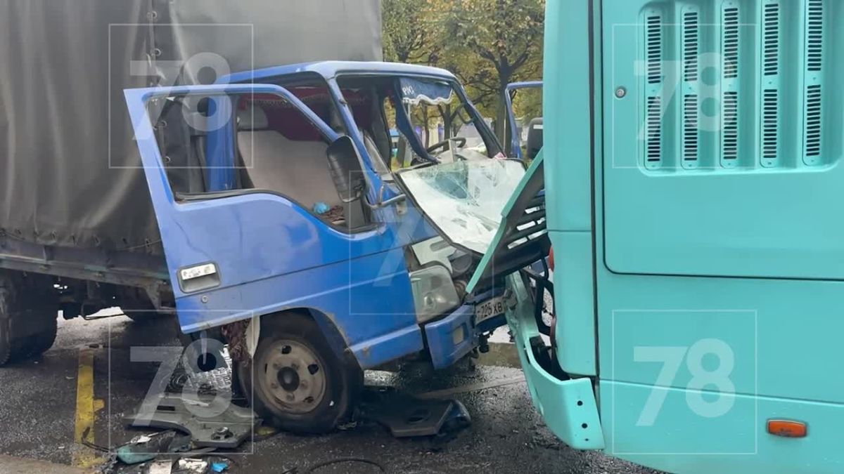 Водителя грузовика зажало в авто после столкновения с автобусом