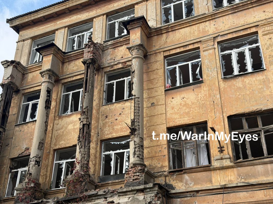 Последствия ночного прилета БПЛА рядом со зданием школы № 3 в Ворошиловском районе Донецка Последствия ночного прилета БПЛА рядом со зданием школы № 3 в Ворошиловском районе Донецка