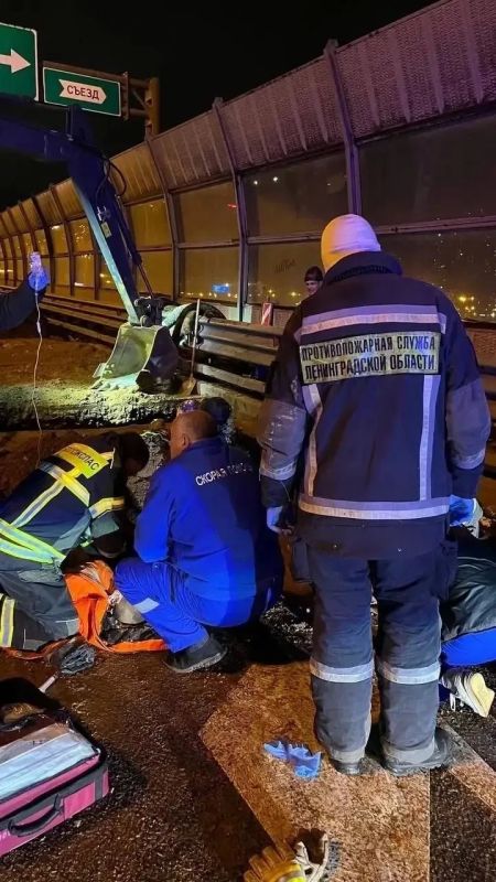 Двух рабочих засыпало песком в траншее на КАД