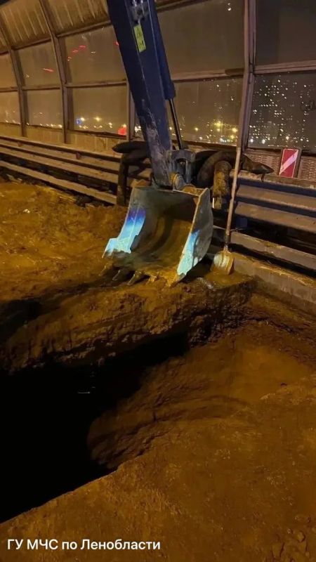 Рабочих засыпало песком в траншее на КАД у Мурино