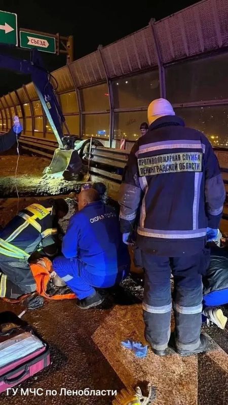 Рабочих засыпало песком в траншее на КАД у Мурино Рабочих засыпало песком в траншее на КАД у Мурино