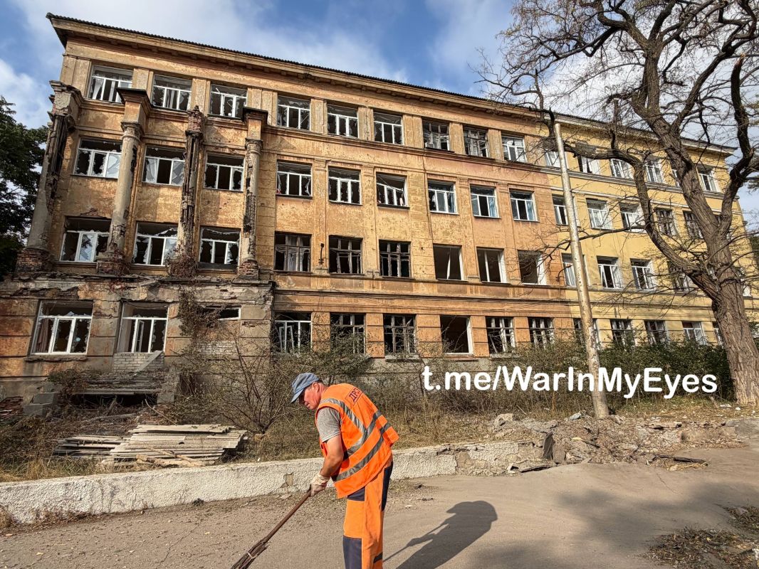 Последствия ночного прилета БПЛА рядом со зданием школы № 3 в Ворошиловском районе Донецка Последствия ночного прилета БПЛА рядом со зданием школы № 3 в Ворошиловском районе Донецка