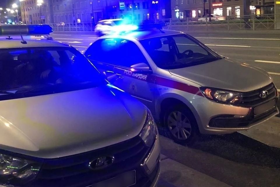 В Санкт-Петербурге парень заплатил за два коктейля 10 тысяч, но получил струю из газового баллончика от спутницы, заподозрив ее в консуматорстве