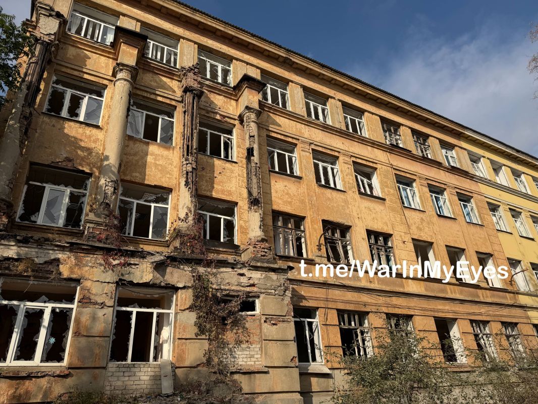 Последствия ночного прилета БПЛА рядом со зданием школы № 3 в Ворошиловском районе Донецка Последствия ночного прилета БПЛА рядом со зданием школы № 3 в Ворошиловском районе Донецка