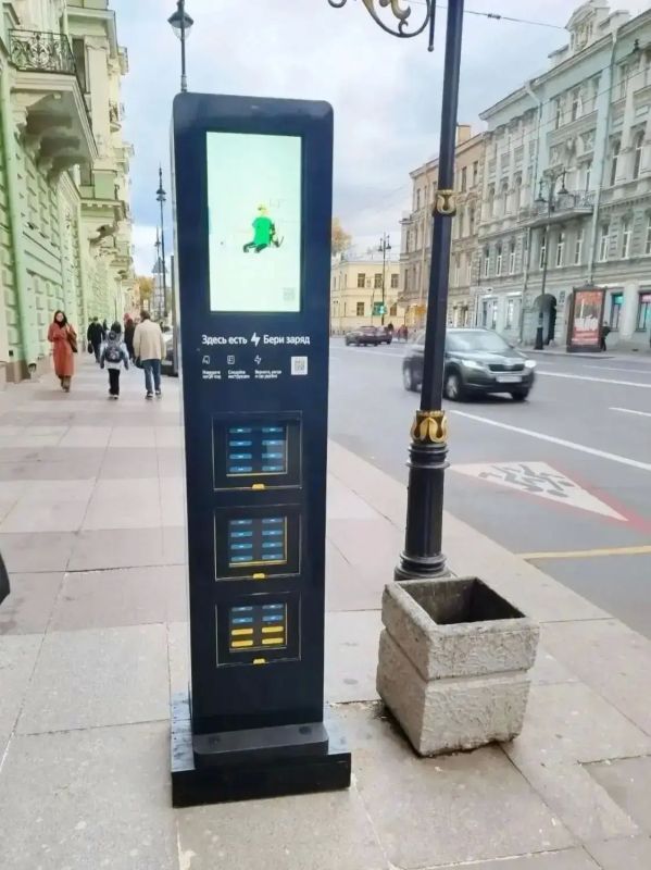 На остановках в центре Петербурга теперь можно арендовать пауэрбанк