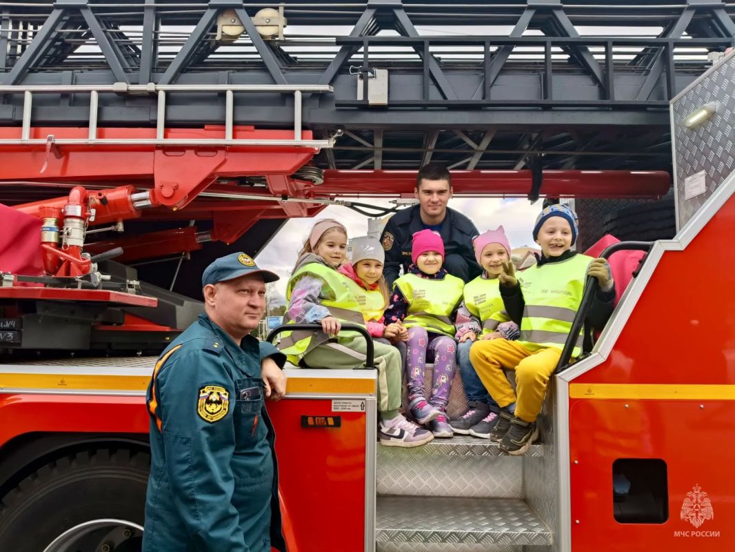 В гостях у #петербургскихспасателей побывали юные жители Курортного района В гостях у #петербургскихспасателей побывали юные жители Курортного района