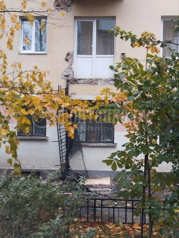 Балкон рухнул на 21-й линии Васильевского острова Балкон рухнул на 21-й линии Васильевского острова