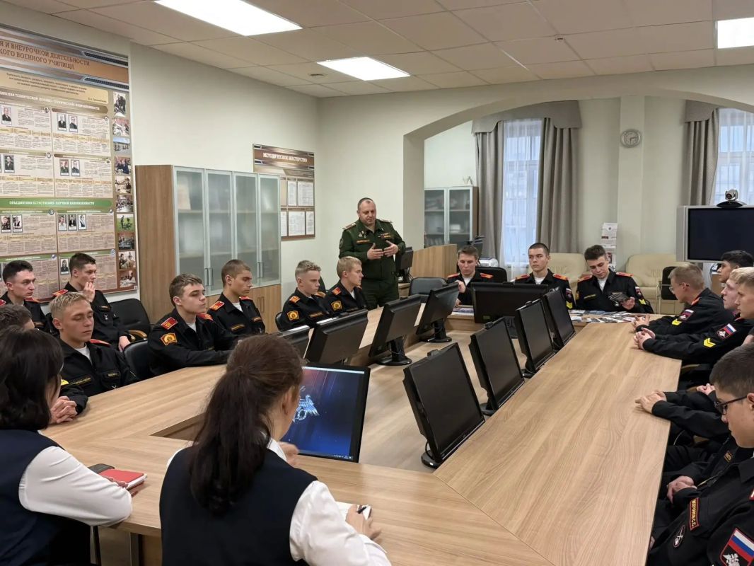 Офицеры военного следственного управления СК России по Ленинградскому военному округу провели профориентационное мероприятие в суворовском военном училище Офицеры военного следственного управления СК России по Ленинградскому военному округу провели профориентационное мероприятие в суворовском военном училище