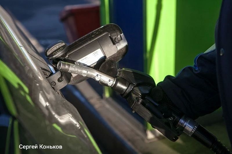 На петербургских АЗС начали заливать топливо с пониженными экологическими требованиями — К4, К3 и даже К2. Класс топлива с первого взгляда не разглядеть, хотя именно он задаёт допустимое содержание серы, бензола и...
