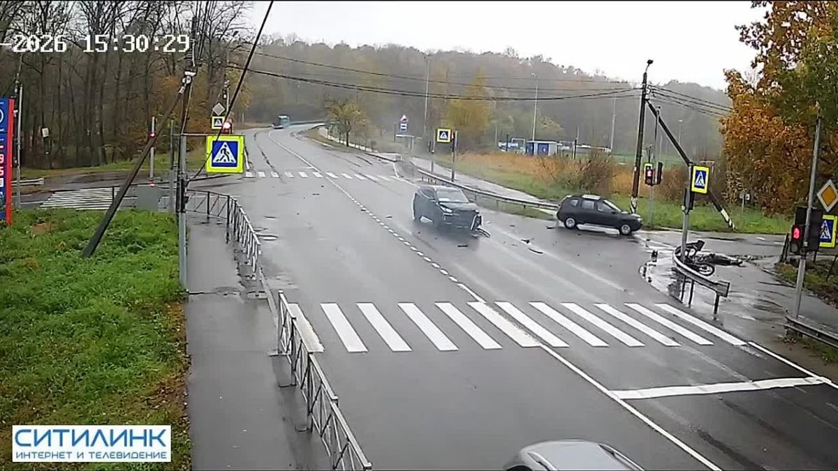 Авария с мотоциклом произошла на перекрёстке в Красном Селе
