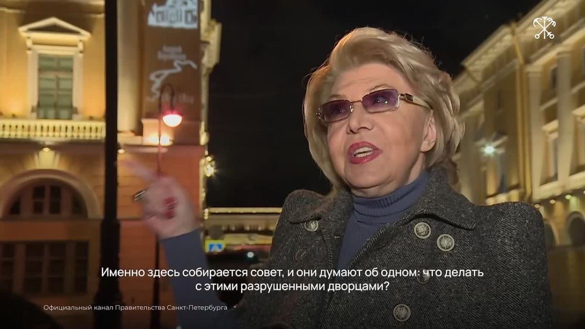 В честь предстоящего 250летия Павловска на исторических зданиях вокруг площади Ломоносова зажглись световые проекции