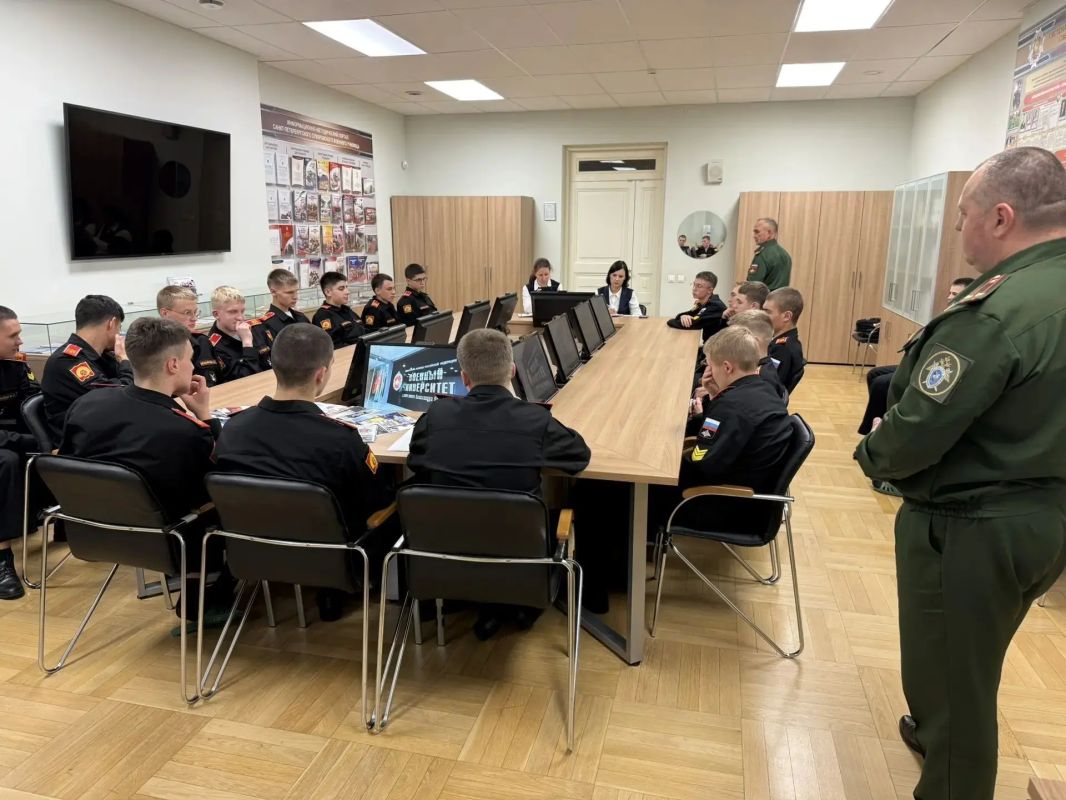 Офицеры военного следственного управления СК России по Ленинградскому военному округу провели профориентационное мероприятие в суворовском военном училище Офицеры военного следственного управления СК России по Ленинградскому военному округу провели профориентационное мероприятие в суворовском военном училище
