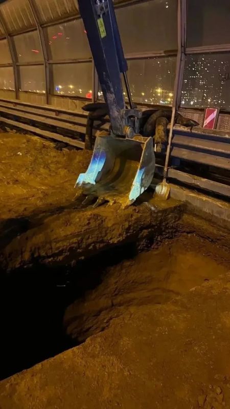 Под кучей песка погиб рабочий на 31-м километре КАД Под кучей песка погиб рабочий на 31-м километре КАД