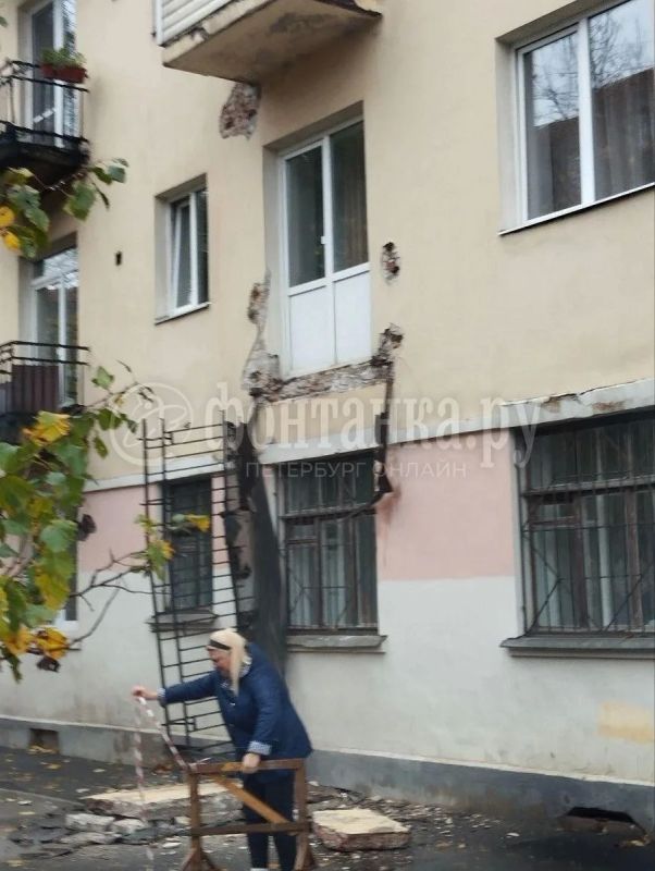 Балкон рухнул на 21-й линии Васильевского острова Балкон рухнул на 21-й линии Васильевского острова