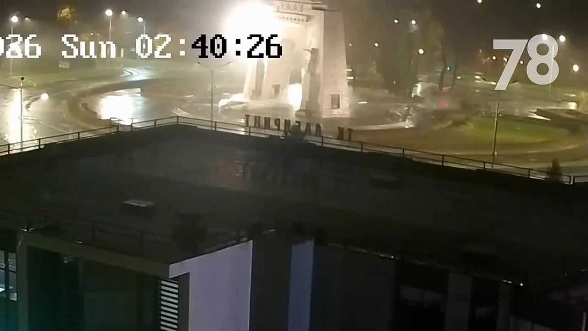 Вижу цель, не вижу препятствий: водитель-лихач пролетел через Триумфальную арку в Красном Селе