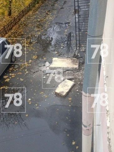 Балкон рухнул на 21-й линии Васильевского острова — обломки упали во двор Балкон рухнул на 21-й линии Васильевского острова — обломки упали во двор