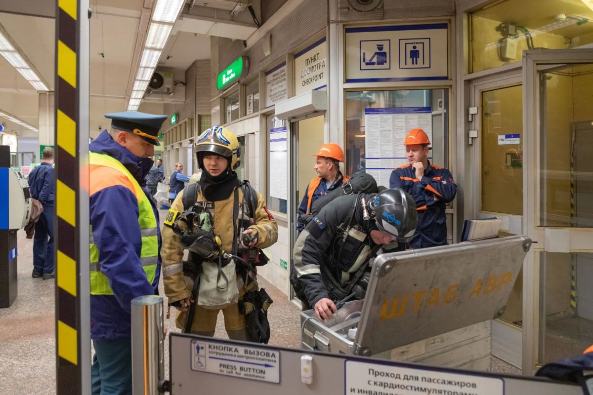 В ночь с 11 на 12 октября 2026 года в наклонном ходе пересадочного узла «Невский проспект» — «Гостиный двор» прошли плановые технико-тактические учения В ночь с 11 на 12 октября 2026 года в наклонном ходе пересадочного узла «Невский проспект» — «Гостиный двор» прошли плановые технико-тактические учения