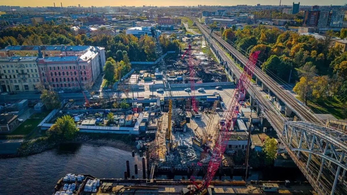 В Петербурге строители ШМСД начали возводить рабочий мост через Неву В Петербурге строители ШМСД начали возводить рабочий мост через Неву