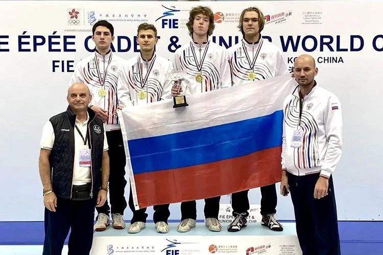 Юниорская сборная российских шпажистов стала лучшей на Кубке мира, проходившем в Гонконге