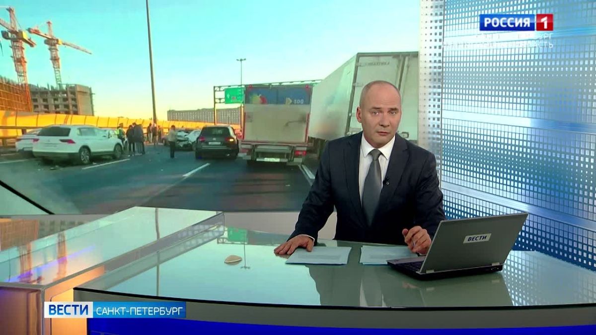На кольцевой в ДТП попали 11 автомобилей