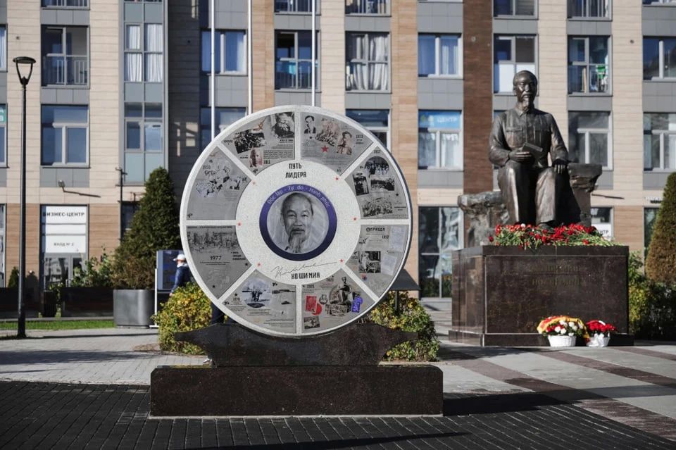 На площади Хошимина открыли Вьетнамский сад с каменными композициями