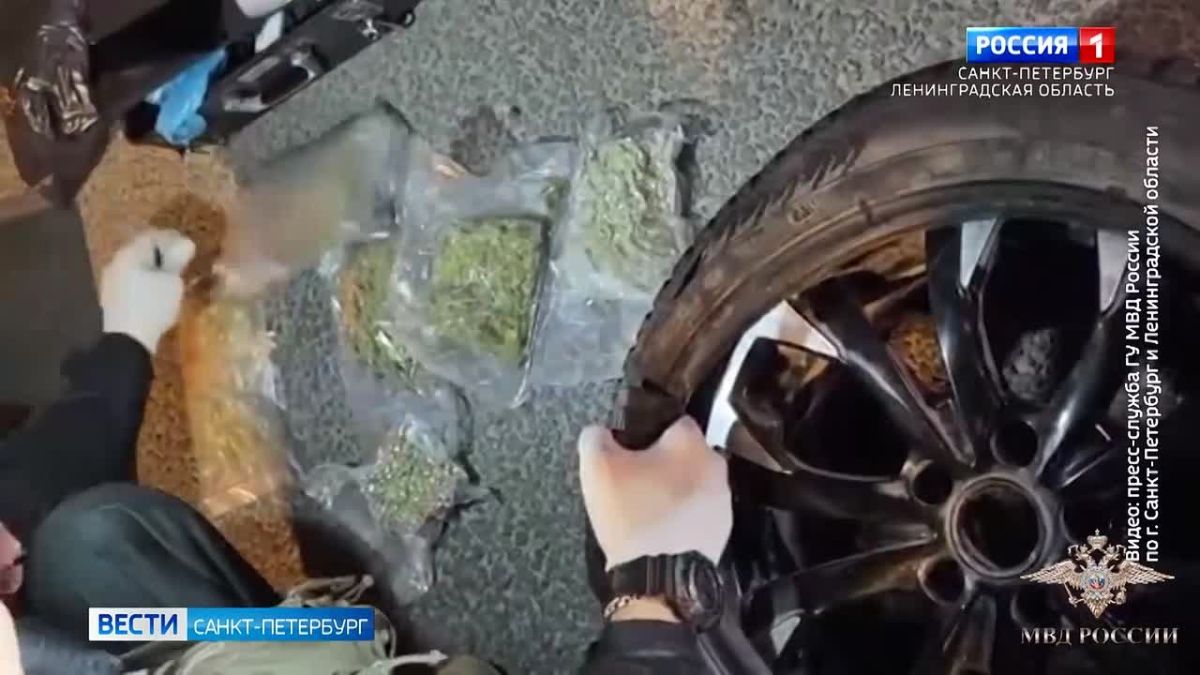 Петербургские полицейские обнаружили в машине жителя Чебоксар тайник с наркотиками