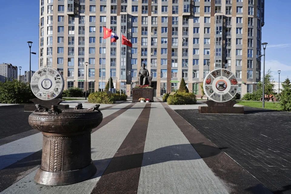 На площади Хошимина открыли Вьетнамский сад с каменными композициями На площади Хошимина открыли Вьетнамский сад с каменными композициями
