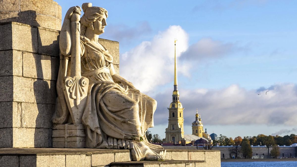 Скульптуры у Ростральных колонн оцифруют перед реставрацией