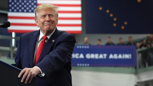 Малек Дудаков: Трамп мчится на спасение… Аляски! Американский президент вынужденно проводит предвыборные митинги в самом северном штате Америки, который традиционно поддерживает республиканцев