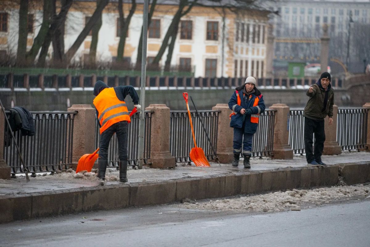 Больше тысячи дворников не хватает Петербургу — с января им обещают зарплату в среднем 74 тысячи рублей