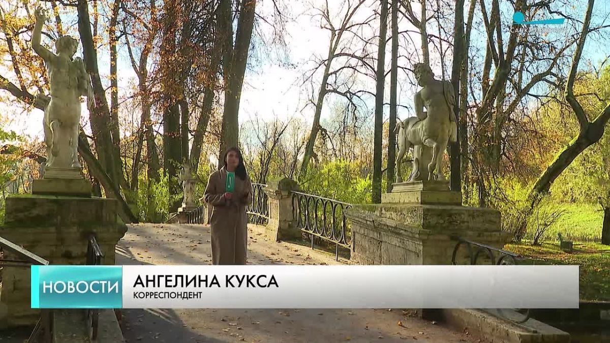 Мраморные львы отправляются в зимнюю спячку в Павловске, а в Ораниенбауме изваяниям устраивают фотосессию, прежде чем попрощаться с ними до мая