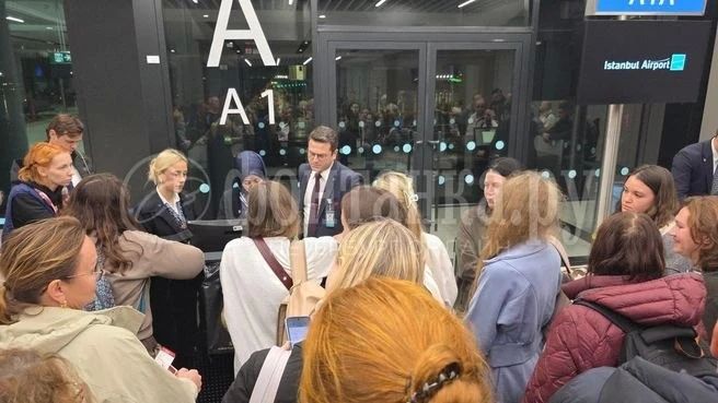 «Три часа просидели в самолёте, а потом вернули обратно»