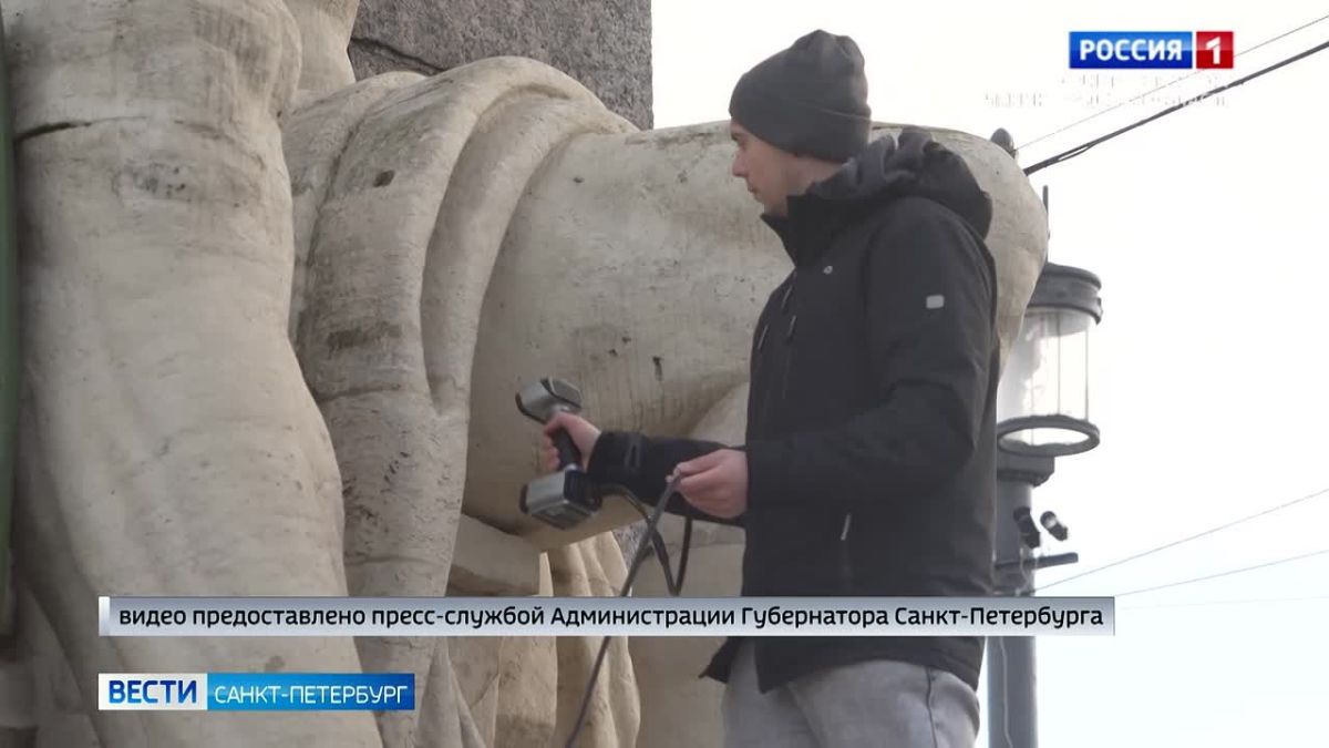 Фигуры четырех рек у подножия Ростральных колонн сканируют лазером