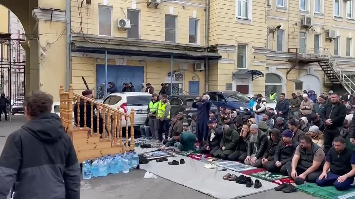 Дмитрий Стешин: Питерский ОМОН посетил самостийный намаз на Сенном рынке
