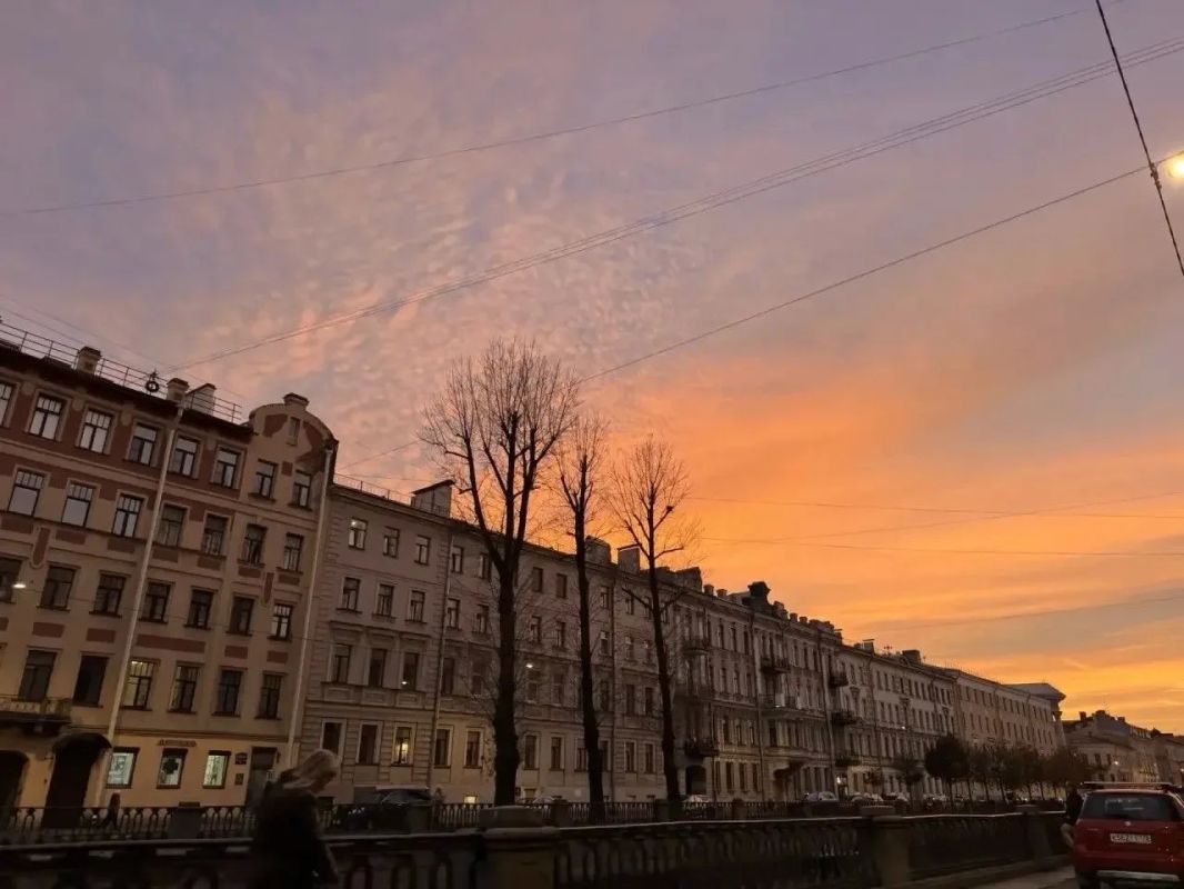 Петербург провожал пятницу невероятным закатом Петербург провожал пятницу невероятным закатом