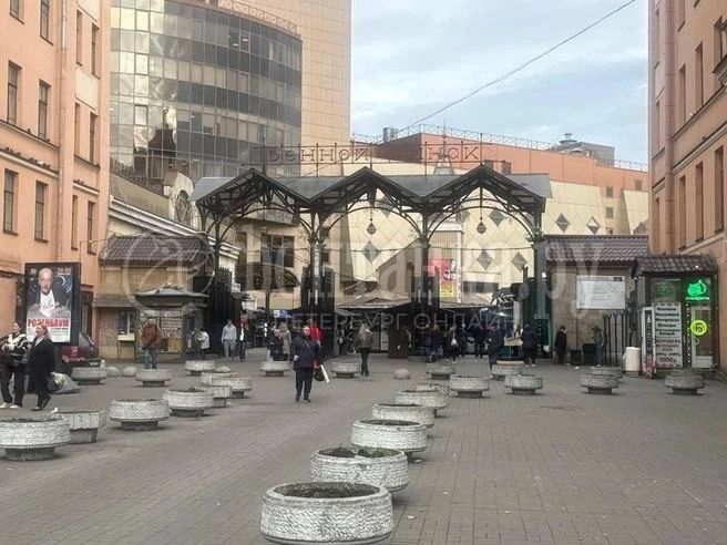 Полиция при поддержке ОМОН продолжает проверять обитателей Сенного рынка Полиция при поддержке ОМОН продолжает проверять обитателей Сенного рынка