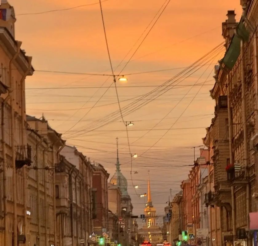 Петербург провожал пятницу невероятным закатом Петербург провожал пятницу невероятным закатом