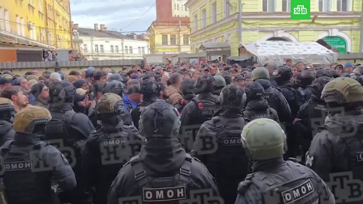 Проверки документов затронули и соседний с Сенным рынком Московский проспект, включая этнические кафе и хостелы