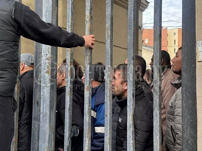 Полиция при поддержке ОМОН продолжает проверять обитателей Сенного рынка Полиция при поддержке ОМОН продолжает проверять обитателей Сенного рынка