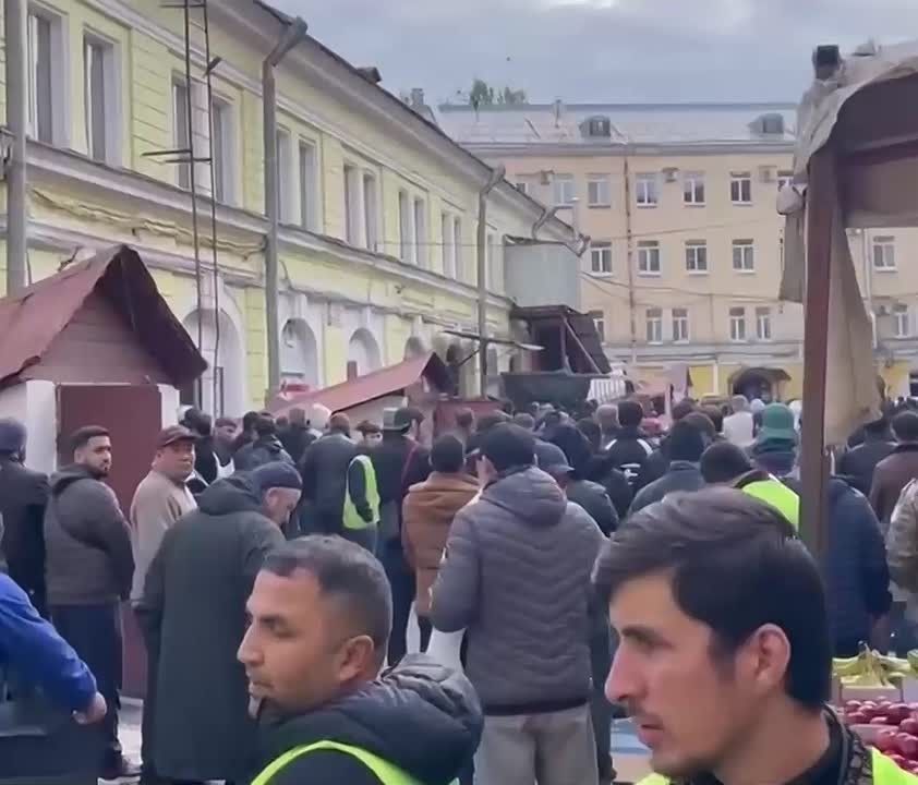 Миграционный рейд: в Петербурге оцепили Сенной рынок во время пятничного намаза В Санкт-Петербурге сотни силовиков прямо сейчас оцепили Сенной рынок и прилегающий квартал у Сенной площади на Московском проспекте, сообщает...
