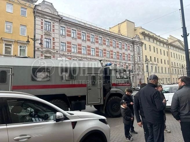 Полиция при поддержке ОМОН продолжает проверять обитателей Сенного рынка Полиция при поддержке ОМОН продолжает проверять обитателей Сенного рынка