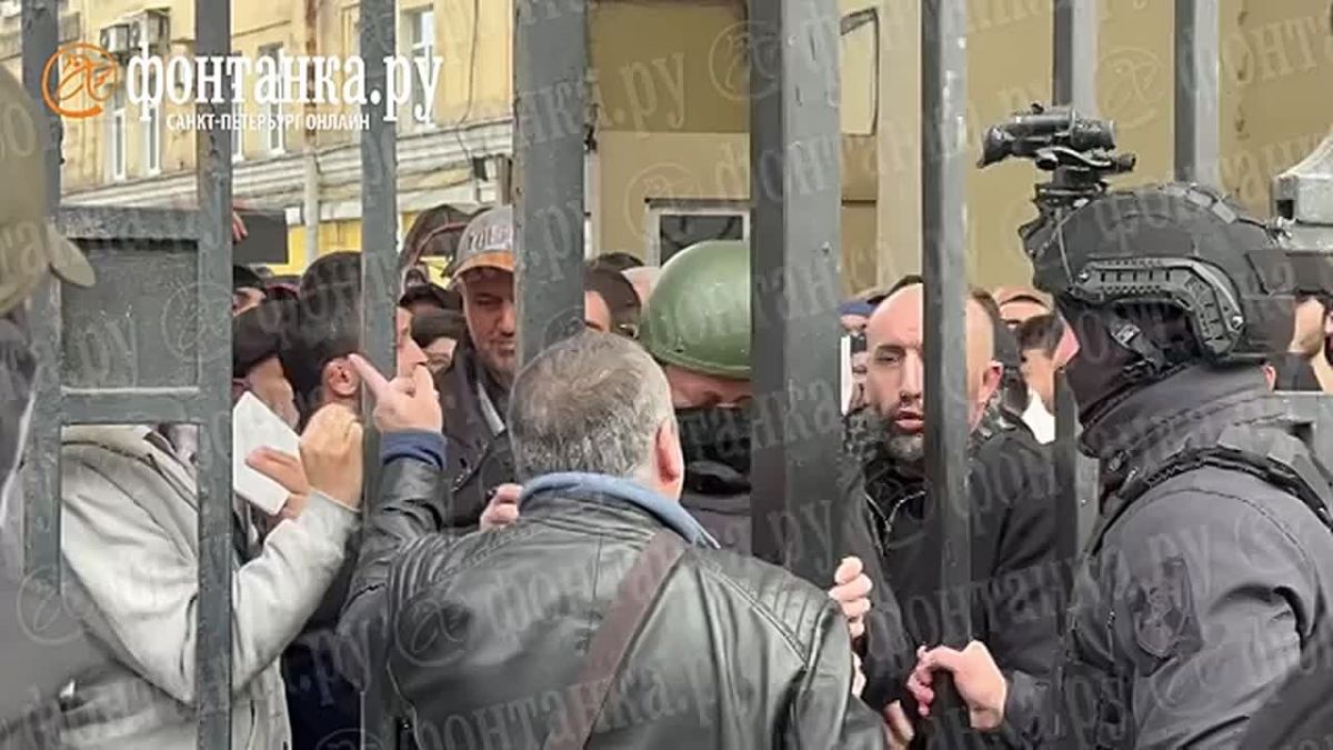 Полиция при поддержке ОМОН продолжает проверять обитателей Сенного рынка