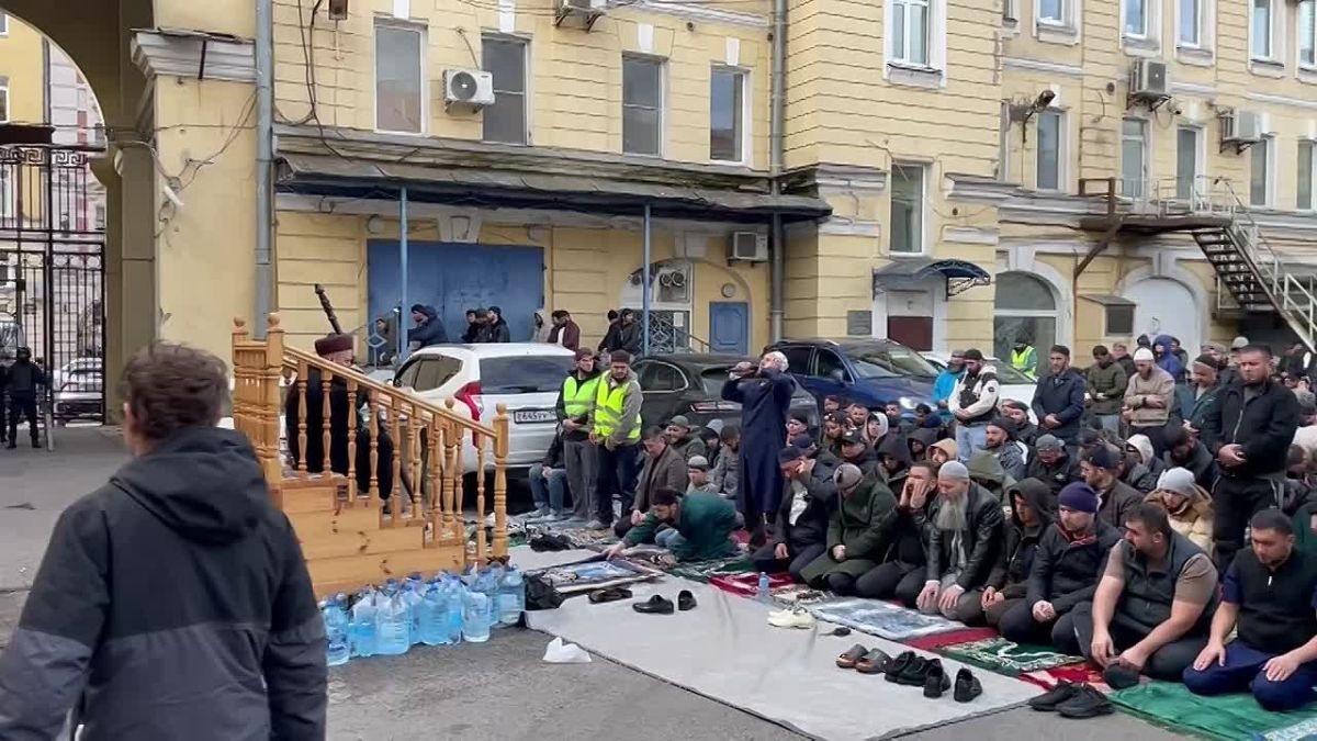 Спецназ и военкомы пришли на пятничную молитву в Петербурге
