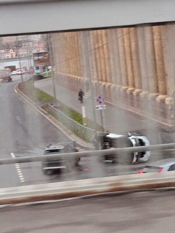 Авария произошла перед мостом Александра Невского